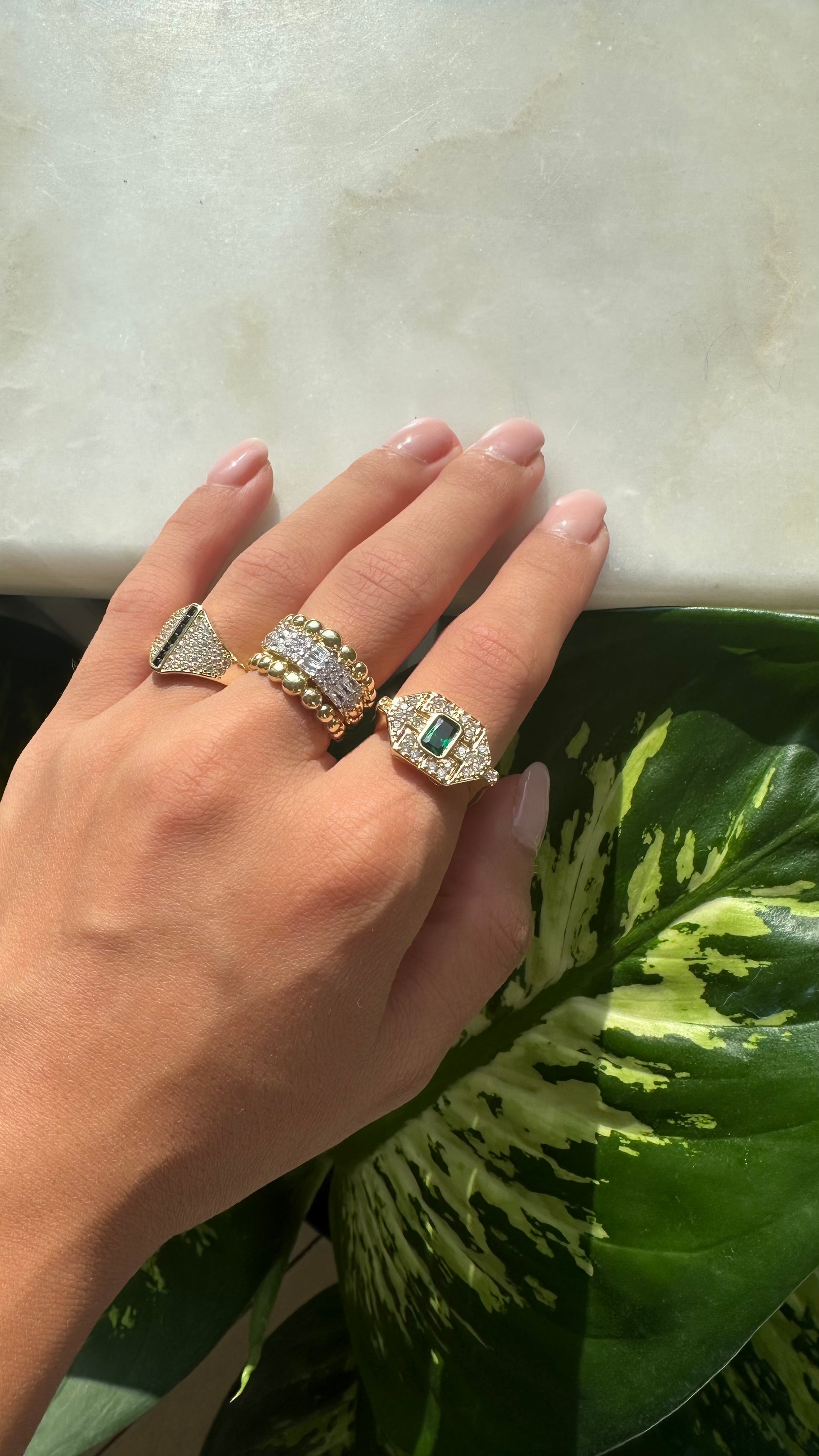 Siyah taş detaylı gold yüzük ✨