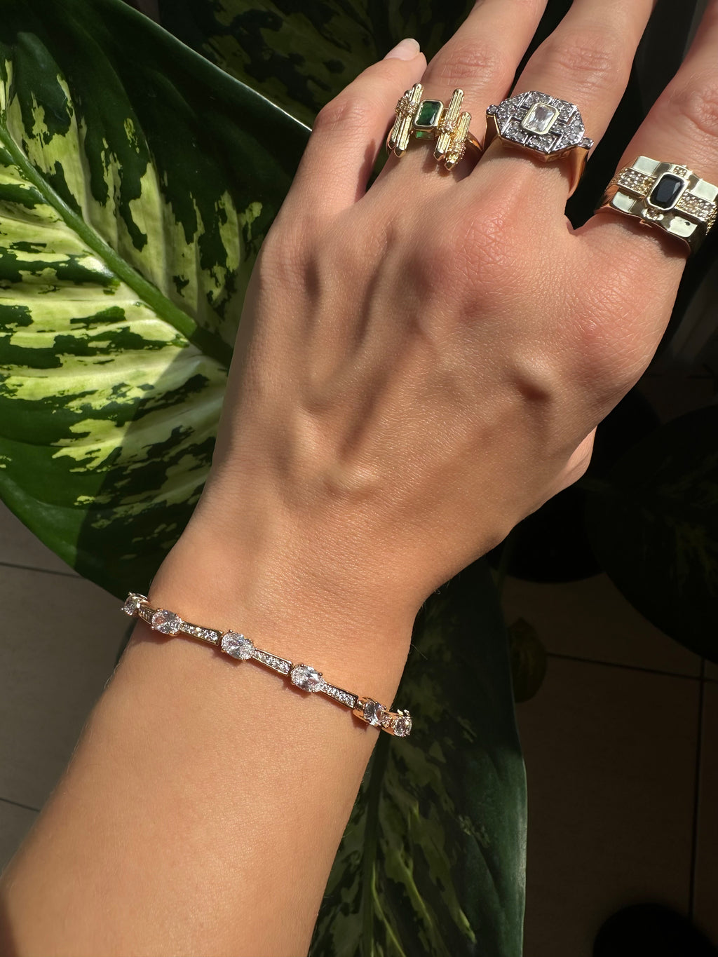 Yuvarlak ve uzun taş detaylı bileklik ✨