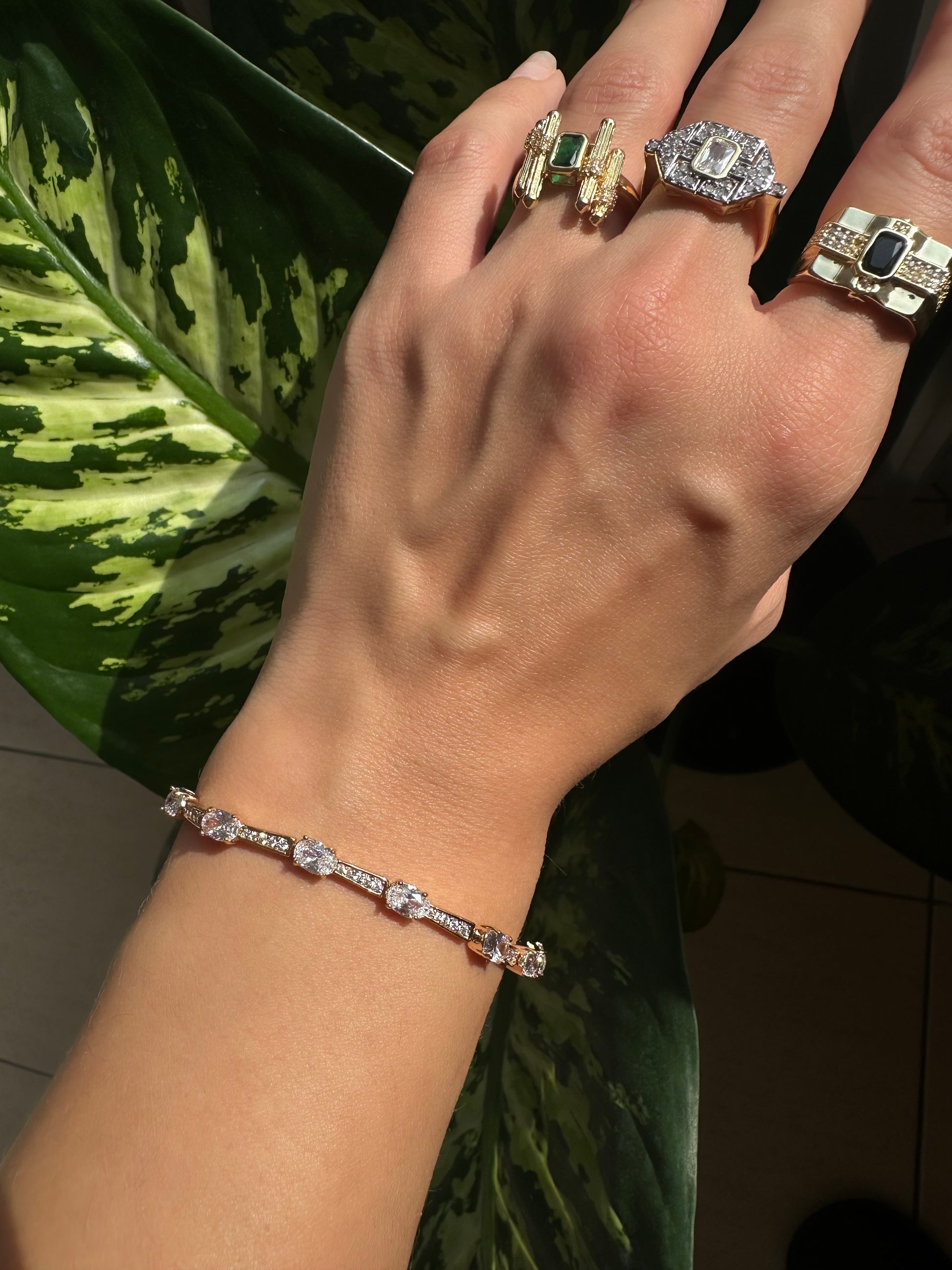 Yuvarlak ve uzun taş detaylı bileklik ✨