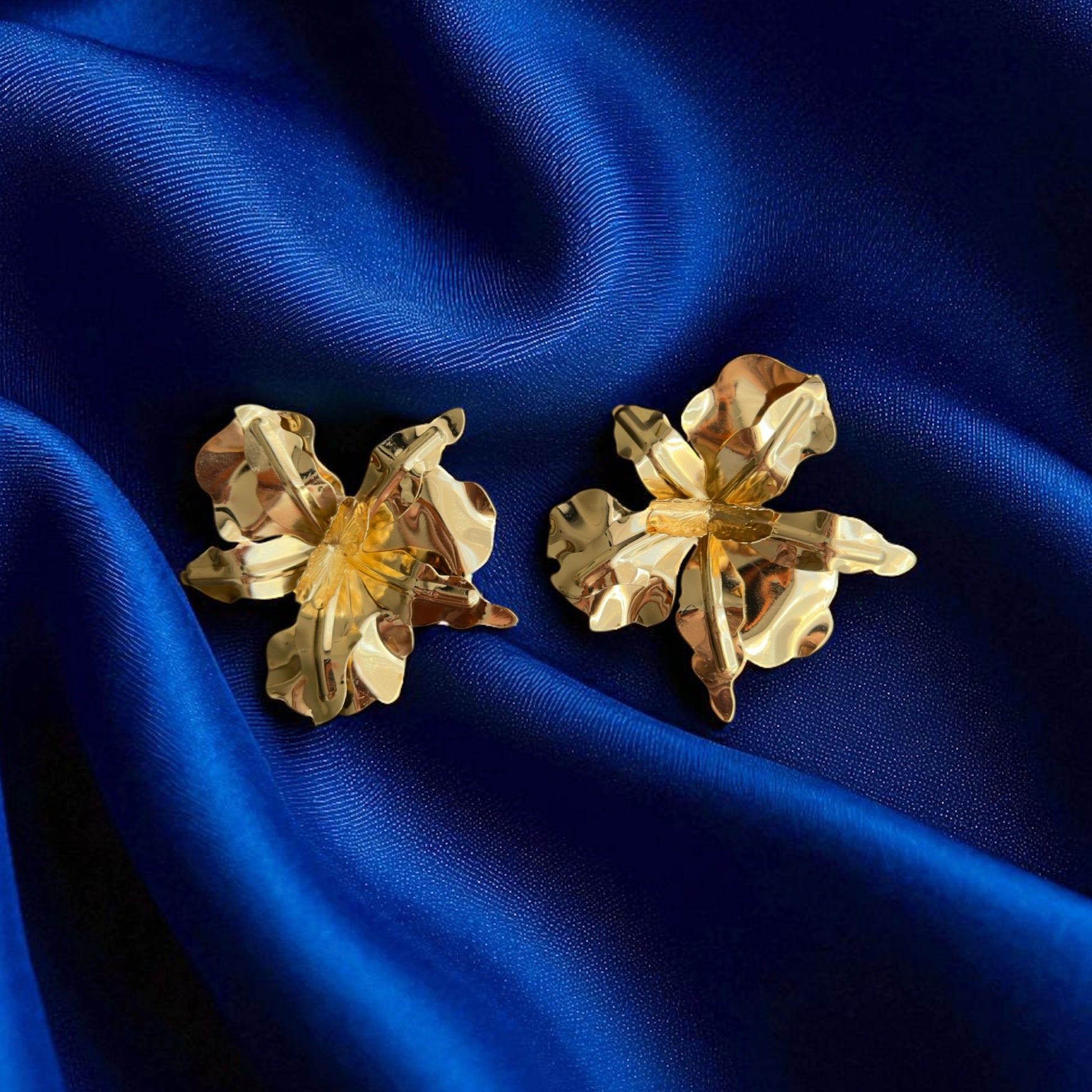 Çiçek şeklinde gold küpe ✨