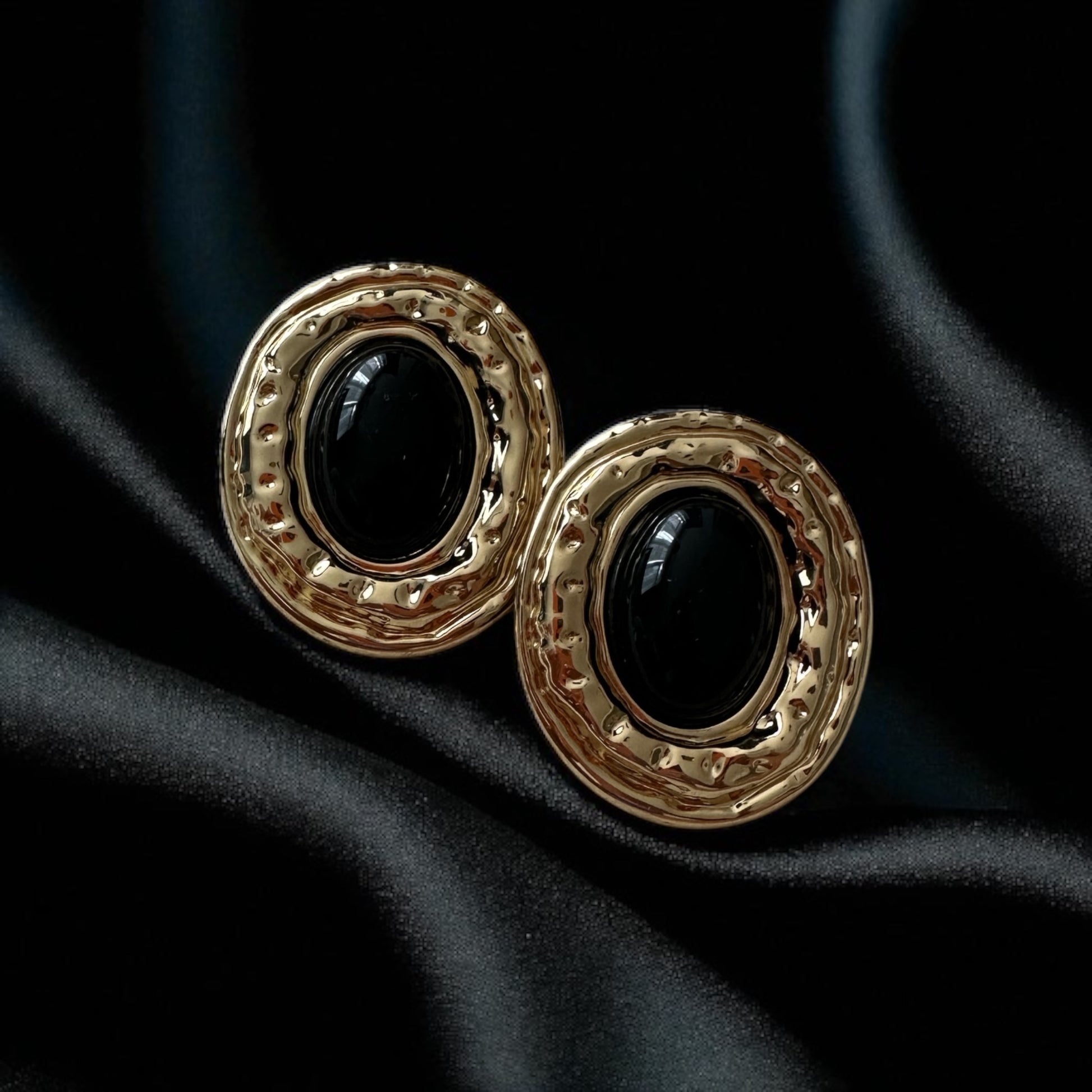 Siyah inci detaylı gold küpe ✨