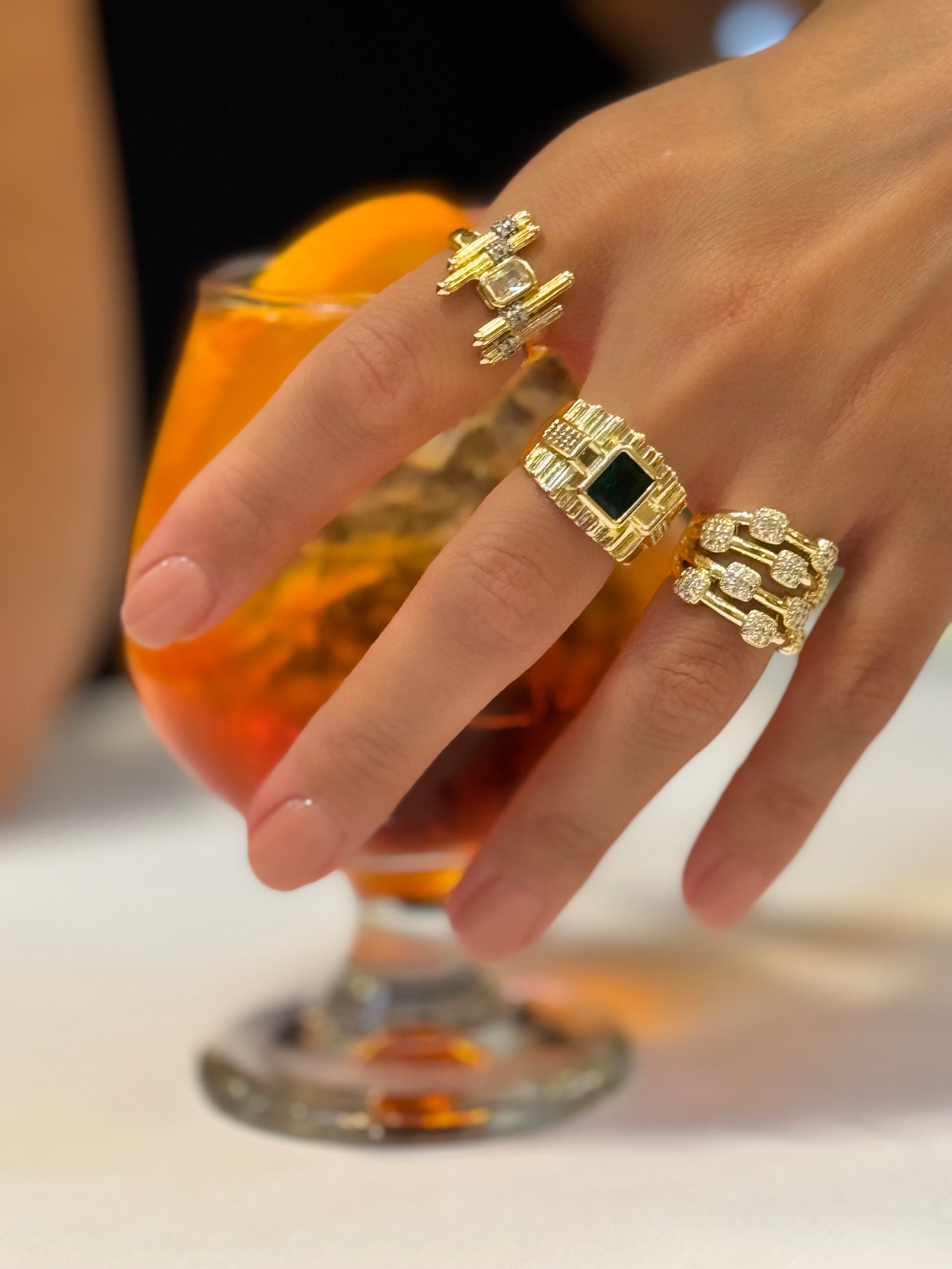 Siyah taş detaylı gold yüzük ✨