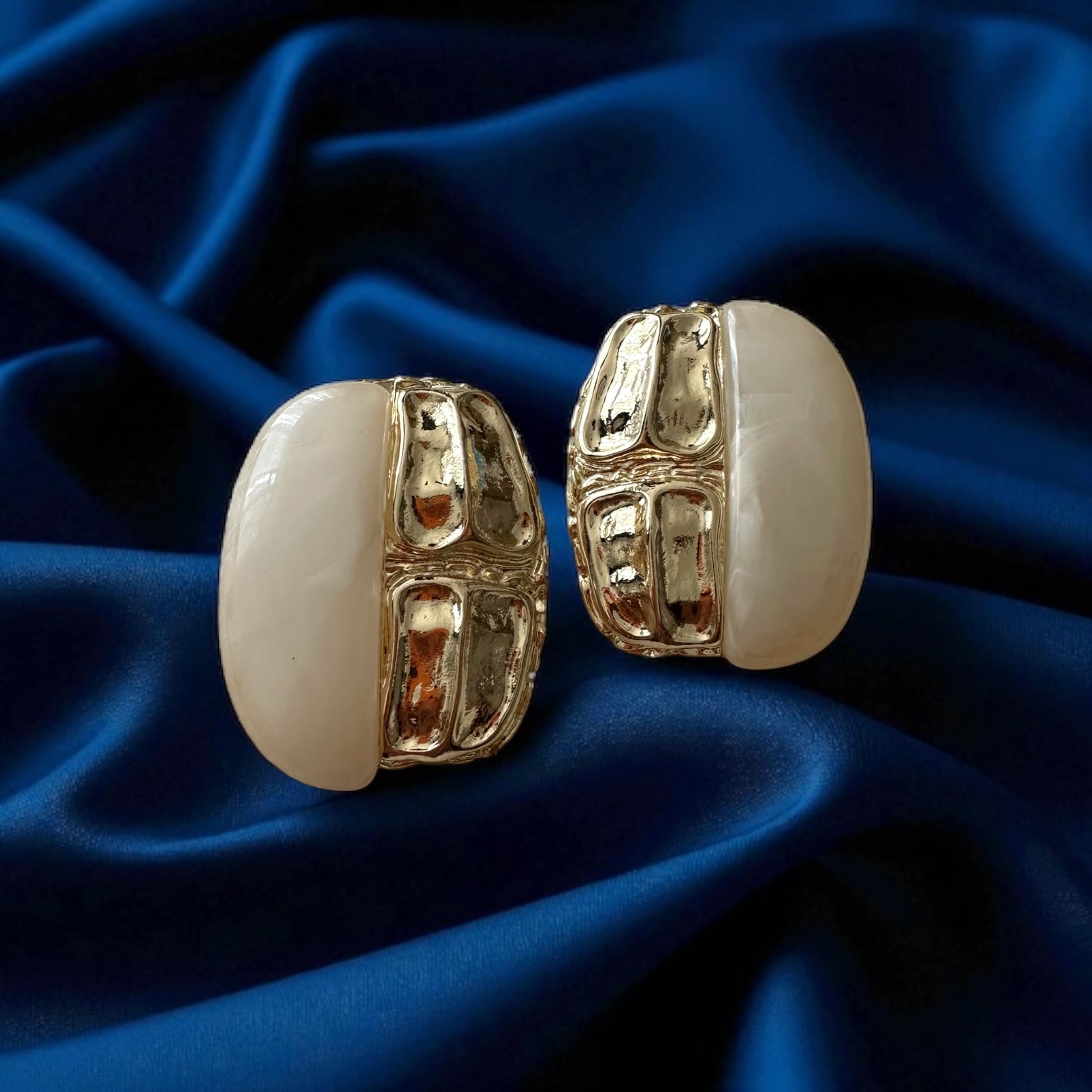 Gold ve beyaz inci rengi detaylı küpe ✨