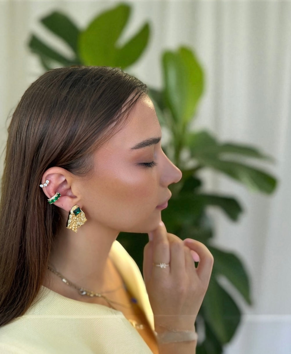 Yeşil taş detaylı gold küpe ✨