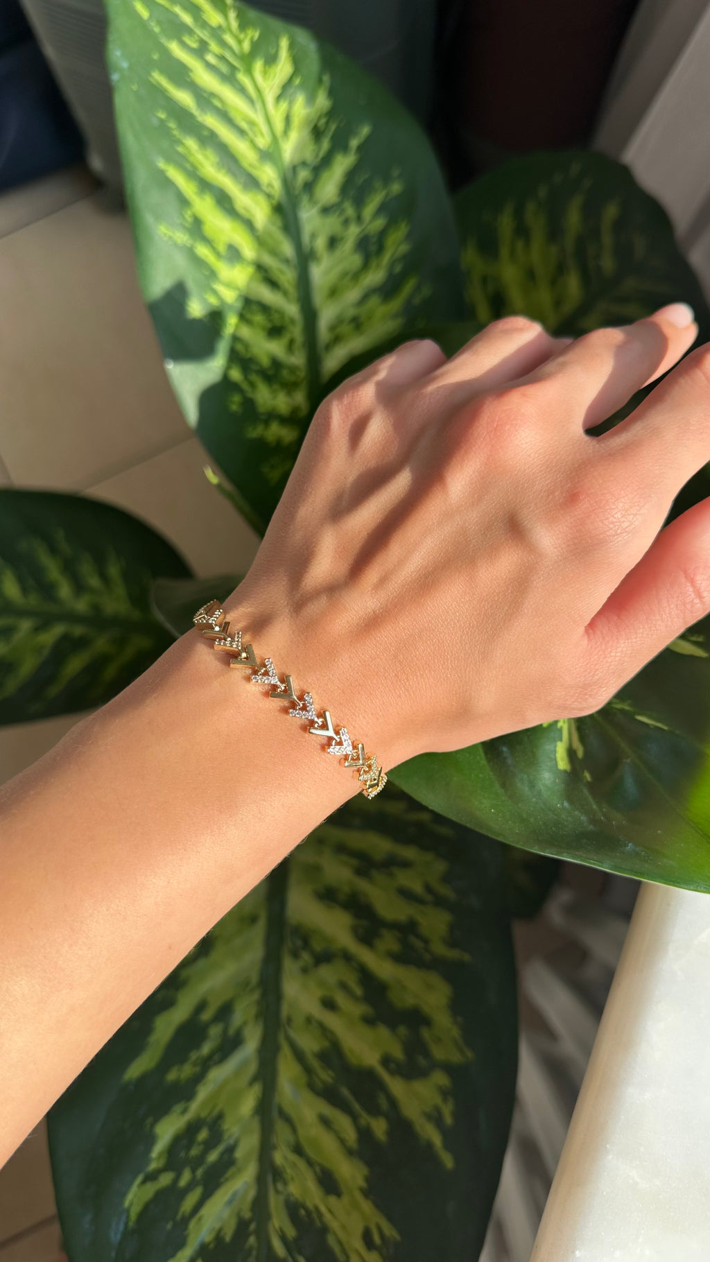 V formunda gold bileklik ✨