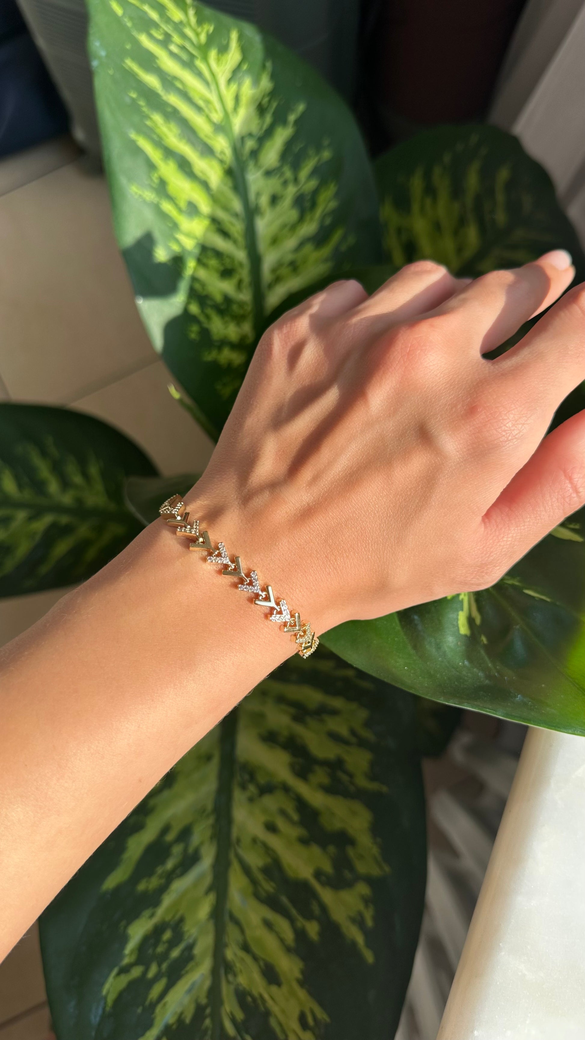 V formunda gold bileklik ✨