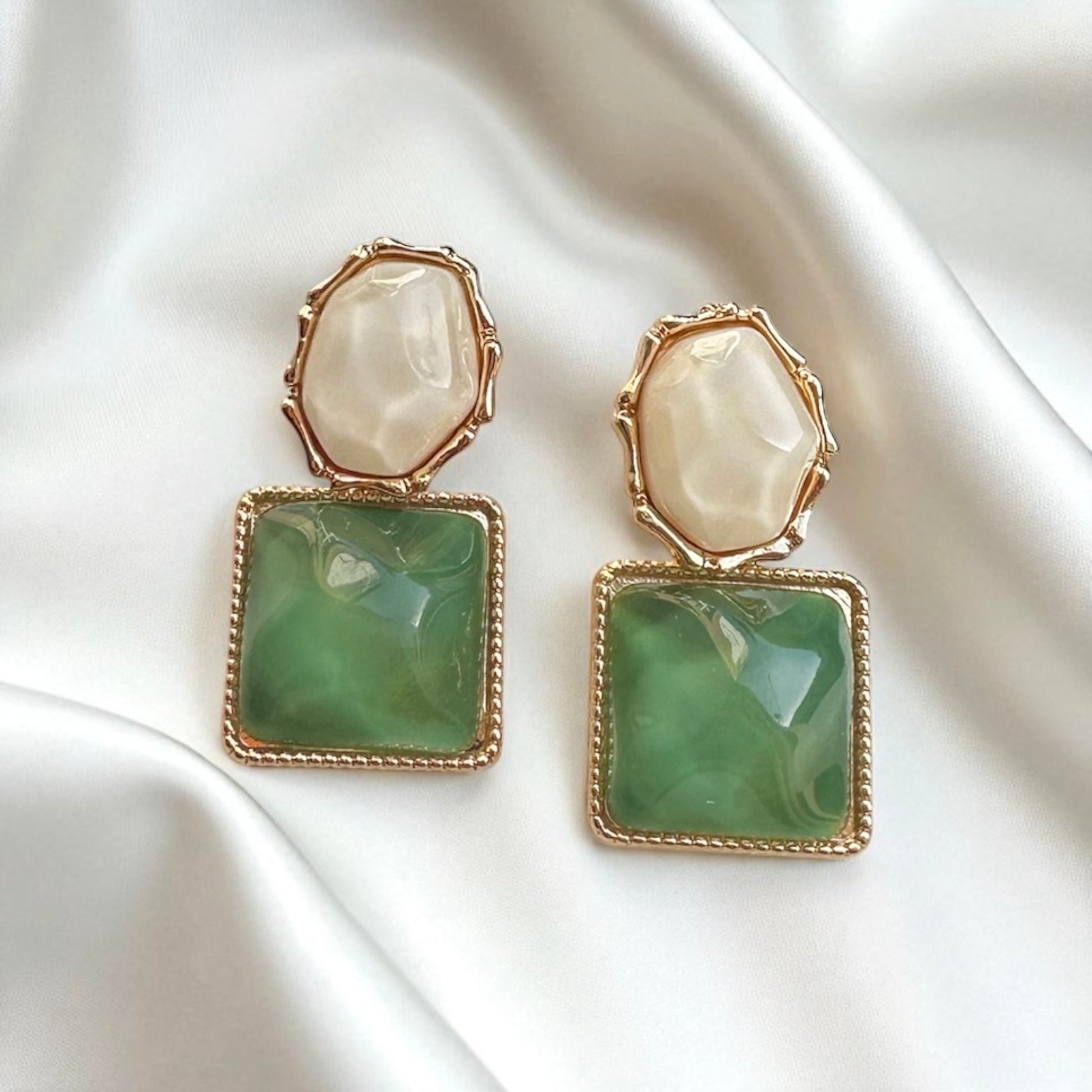 Su yeşili ve beyaz renkli küpe ✨