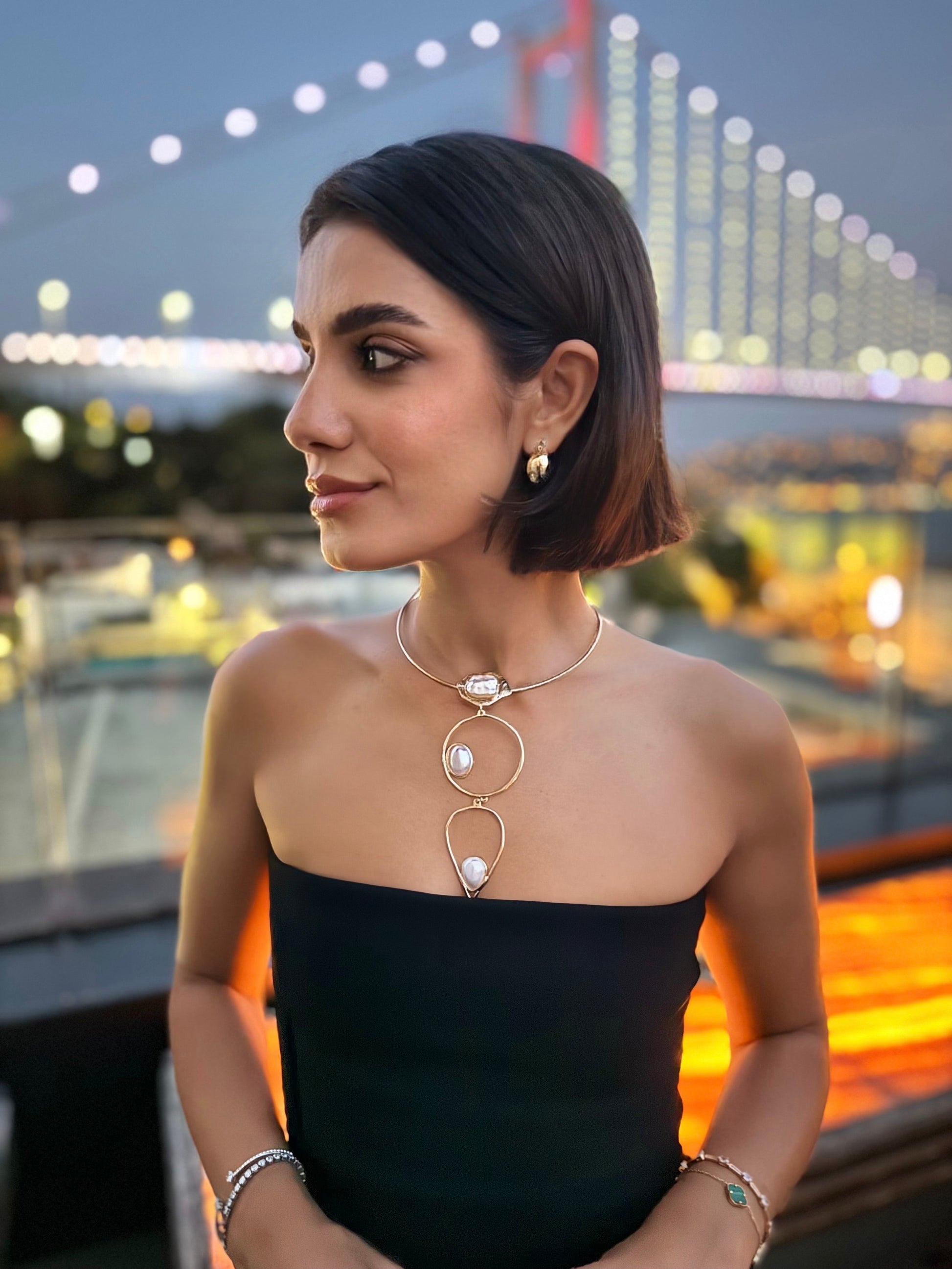 İnci detaylı geometrik kolye