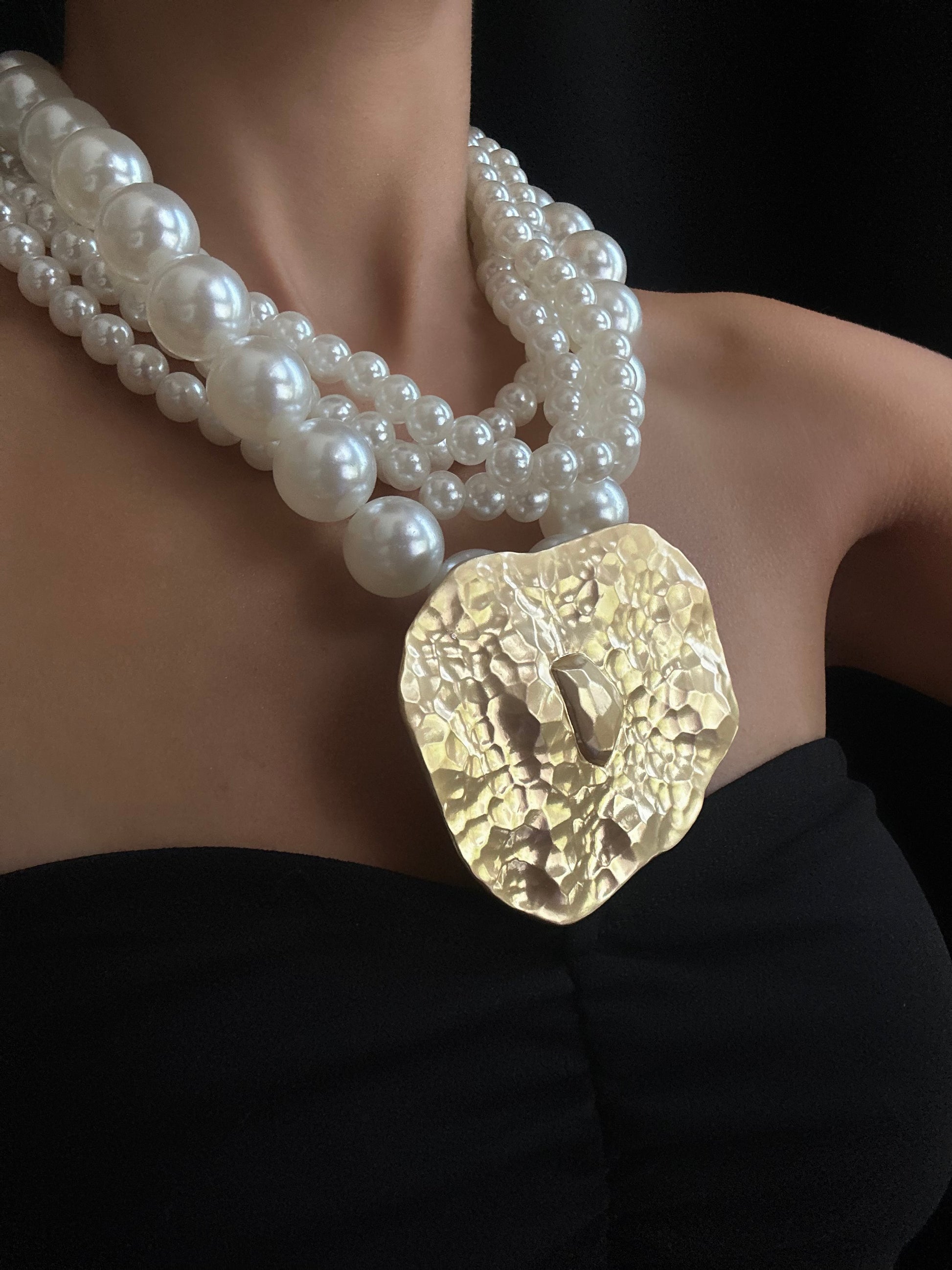 Büyük inci detaylı, dokulu altın görünümlü kolye ✨