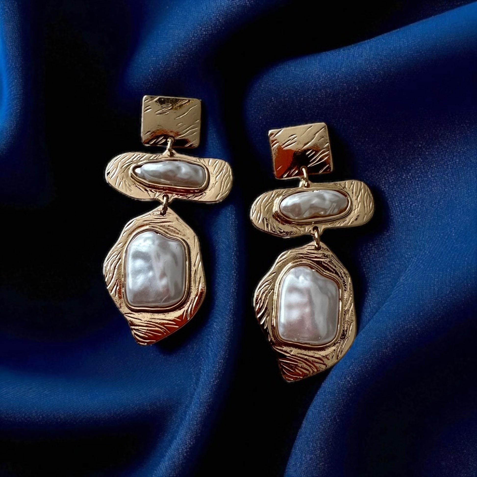 Beyaz inci detaylı gold küpe ✨