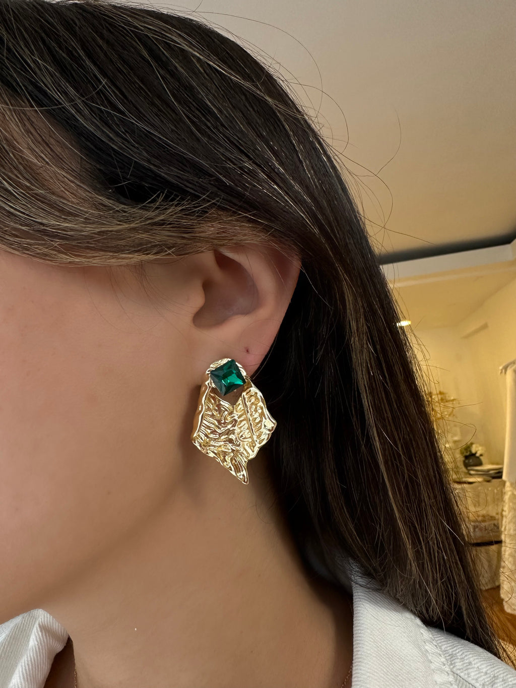 Yeşil taş detaylı gold küpe ✨