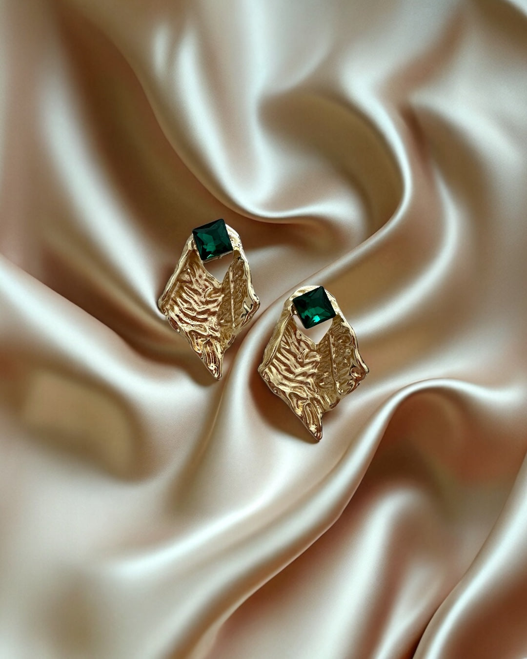 Yeşil taş detaylı gold küpe ✨