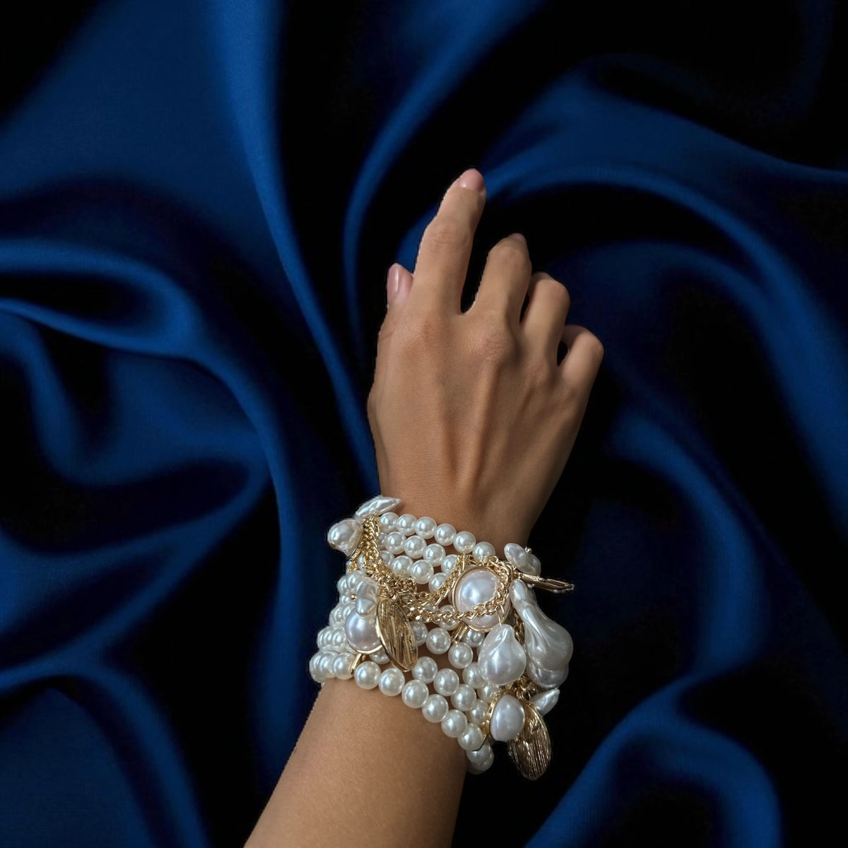 Gold ve inci detaylı bileklik