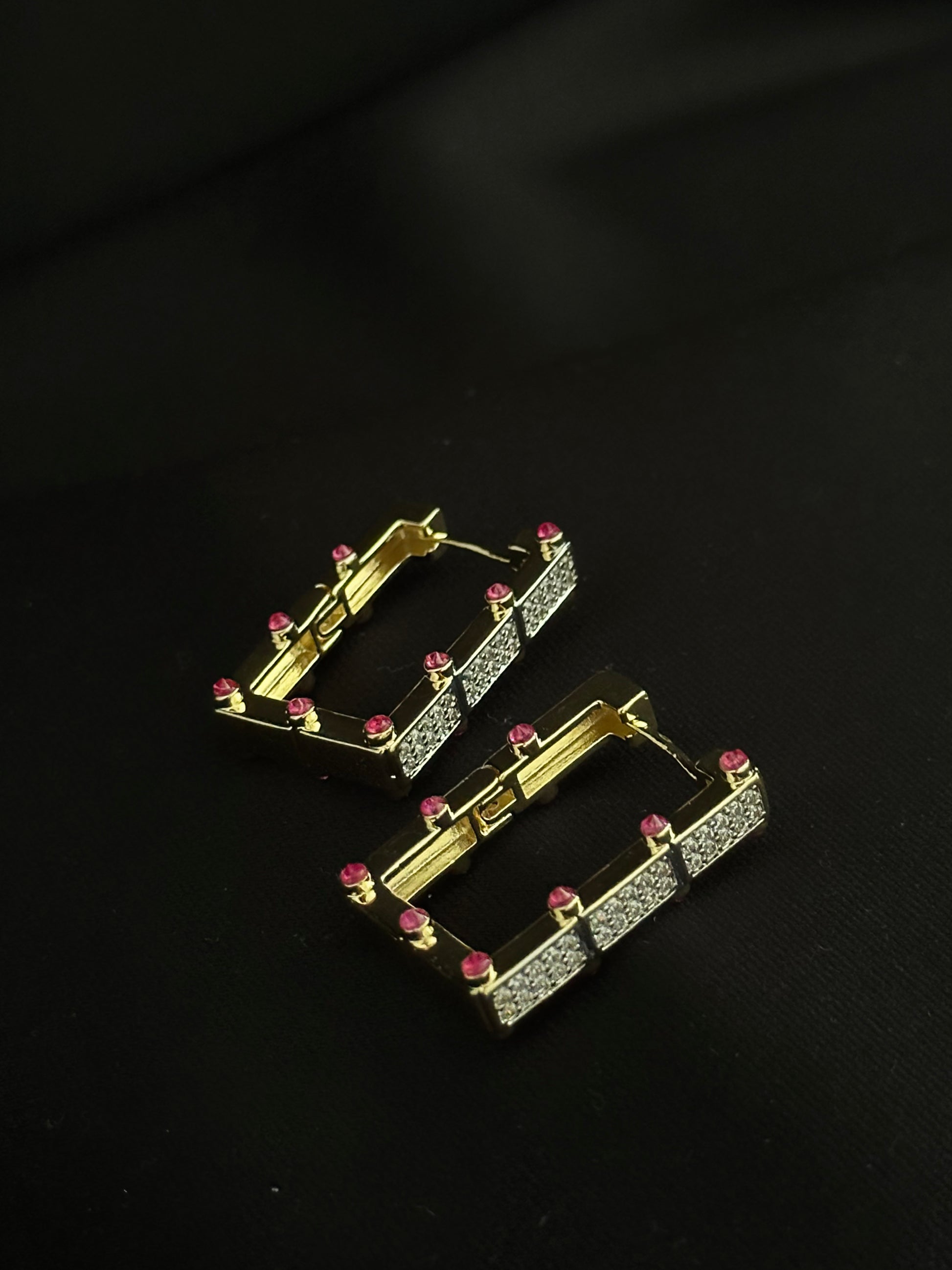 Gold Detaylı Dörtgen Küpe